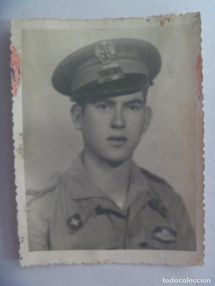 Militaria: RETRATO DE SOLDADO DE PRIMERA DE INFANTERIA, CONDUCTOR, CON PLACA DE CARROS DE COMBATE. A&Ntilde;OS 50
