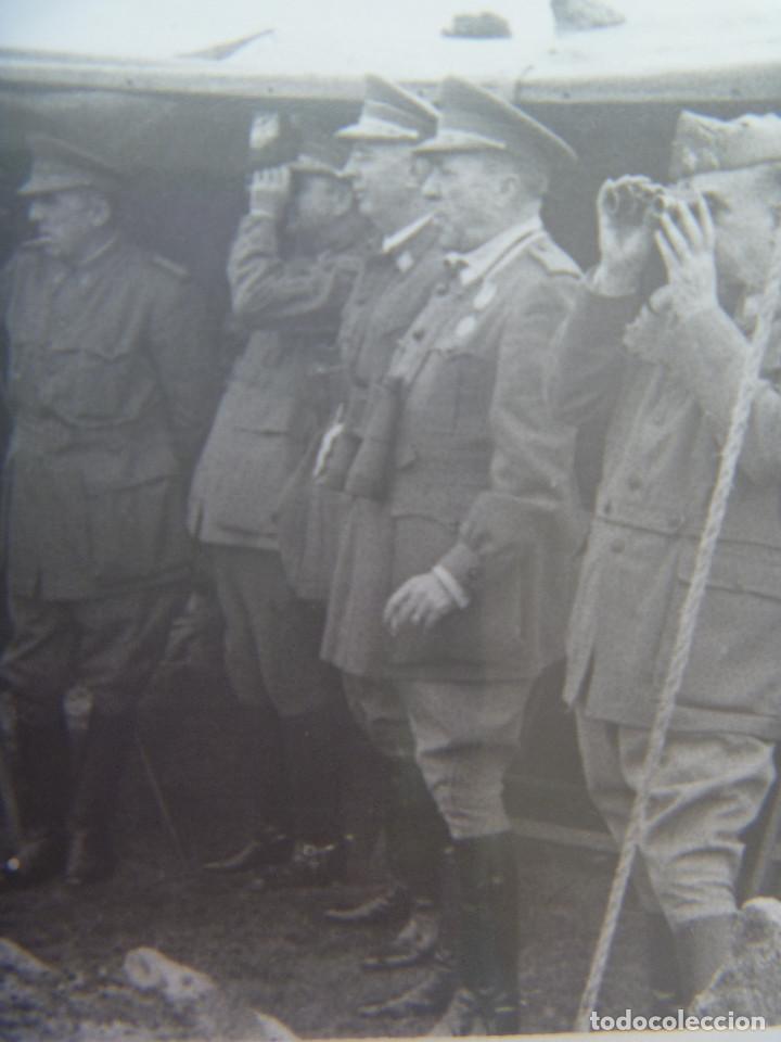 Militaria: FOTO GENERAL CON MEDALLA MILITAR INDIVIDUAL Y OFICIALES EN MANIOBRAS