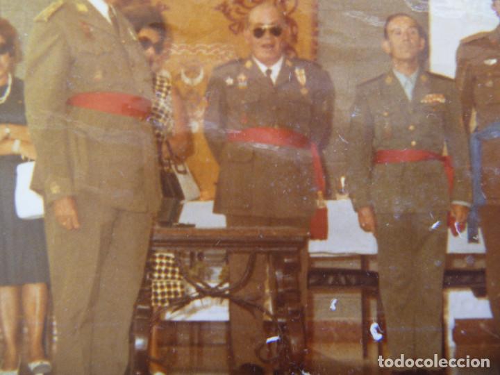 Militaria: FOTO GENERAL CON MEDALLA MILITAR INDIVIDUAL Y OFICIALES, REGULARES, ESTADO MAYOR, ETC . 12 X 17 CM