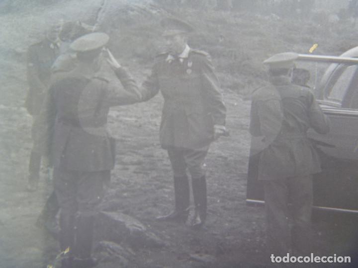 Militaria: FOTO GENERAL CON MEDALLA MILITAR INDIVIDUAL Y OFICIALES EN MANIOBRAS, COCHE OFICIAL, ETC