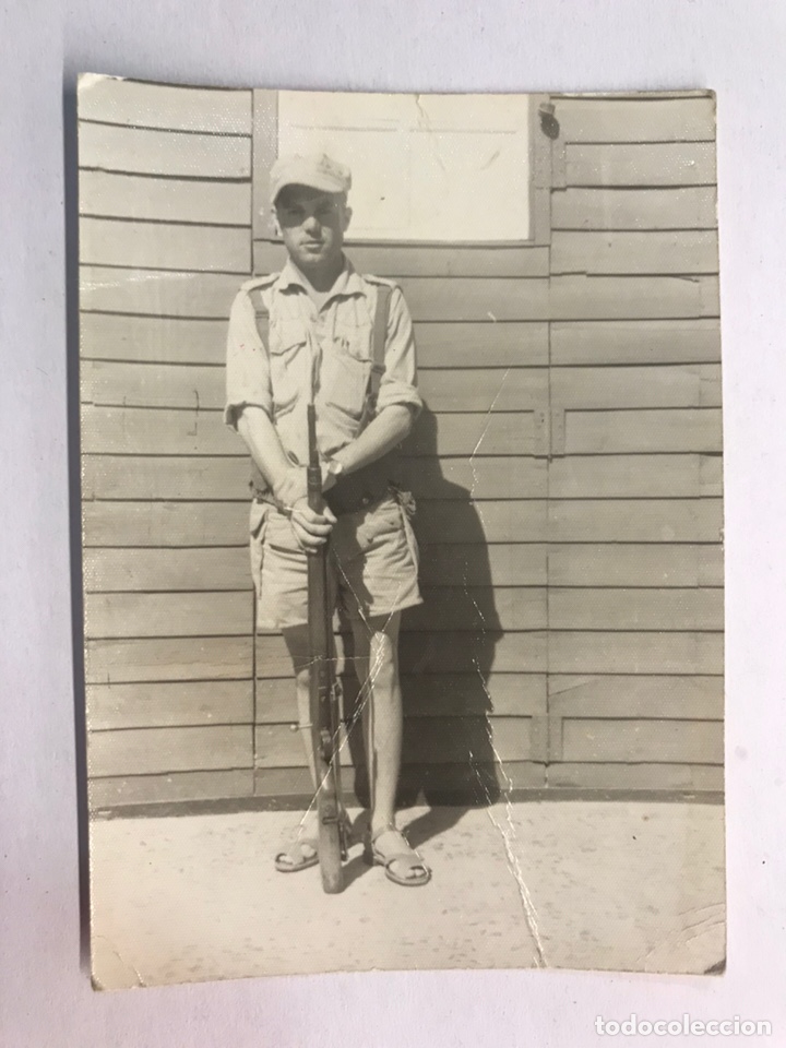 Militaria: MILITAR. Fotograf&iacute;a Batallon de Instrucci&oacute;n Reclutas del Sahara No 1 Soldado en posici&oacute;n (h.1960?)