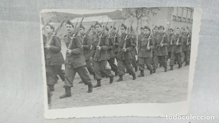 Militaria: ANTIGUA FOTOGRAF&Iacute;A MILITAR - HACIENDO INSTRUCCI&Oacute;N EN CUARTEL DE SABADELL A&Ntilde;O 1955