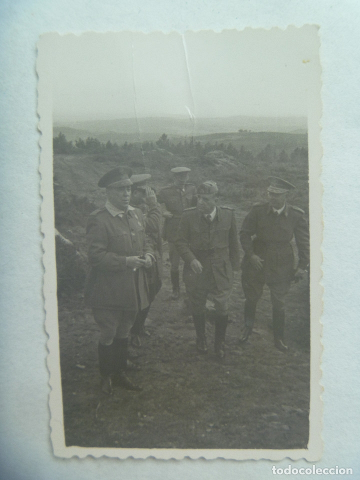 Militaria: FOTO GENERAL CON MEDALLA MILITAR INDIVIDUAL Y OFICIALES EN MANIOBRAS