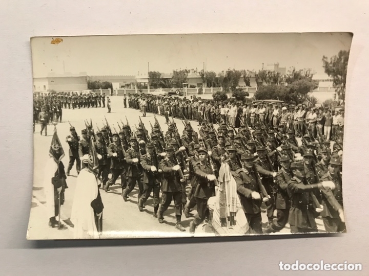 Militaria: MILITAR. Fotograf&iacute;a. EL AAIUN. (1) Jura de Bandera y desfile Militar (a.1969?) Tama&ntilde;o postal...