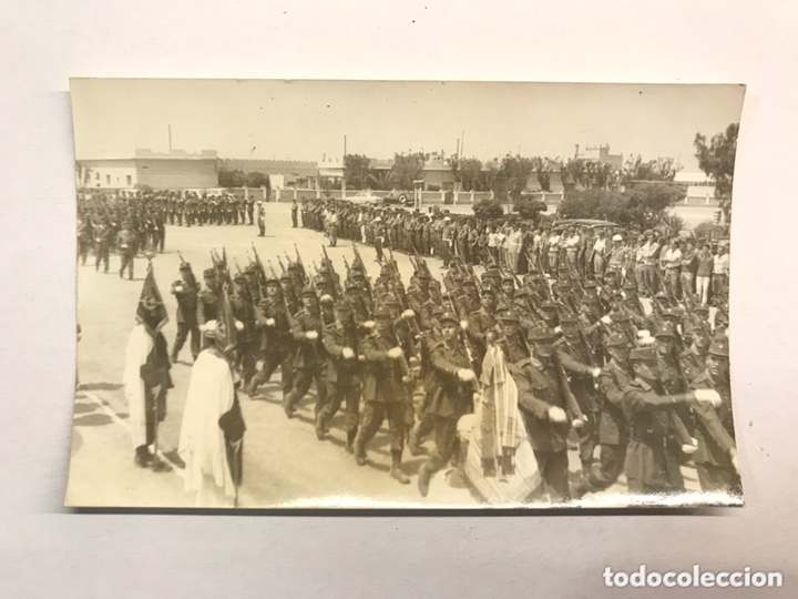 Militaria: MILITAR. Fotograf&iacute;a. EL AAIUN. (2) Jura de Bandera y desfile Militar (a.1969?) Tama&ntilde;o postal...