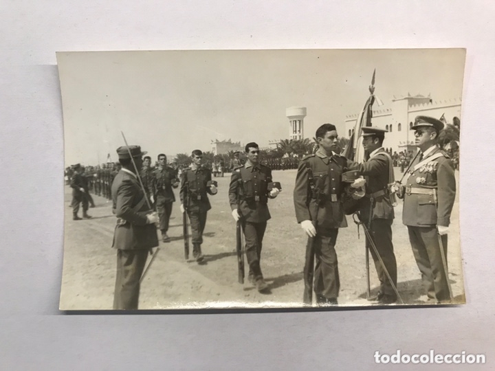 Militaria: MILITAR. Fotograf&iacute;a. EL AAIUN. (3) Jura de Bandera y desfile Militar (a.1969?) Tama&ntilde;o postal...