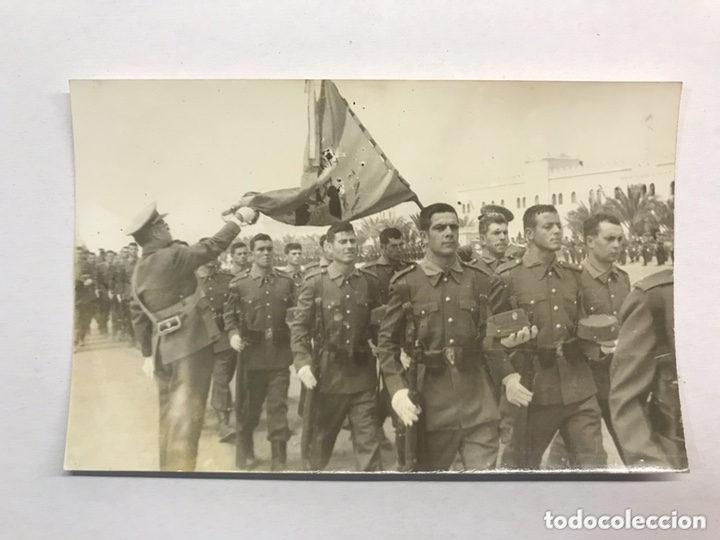 Militaria: MILITAR. Fotograf&iacute;a. EL AAIUN. (4) Jura de Bandera y desfile Militar (a.1969?) Tama&ntilde;o postal...