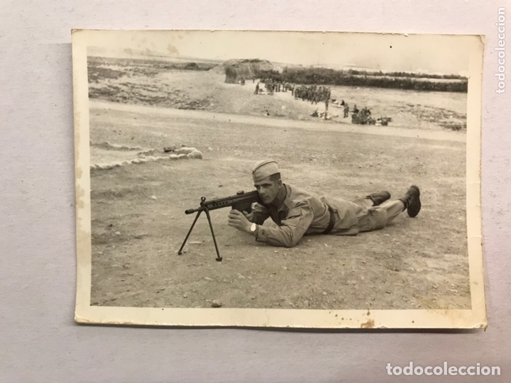 Militaria: MILITAR. Fotograf&iacute;a. EL AAIUN. Soldado de Maniobras en posici&oacute;n de tiro....(a.1969?)