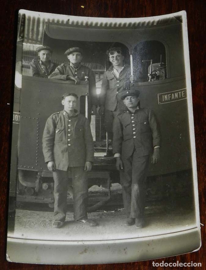Militaria: ANTIGUA FOTOGRAFIA DE LOCOMOTORA MILITAR CON FERROVARIOS DEL CUERPO DE INGENIEROS, CON DESTINO EN LA