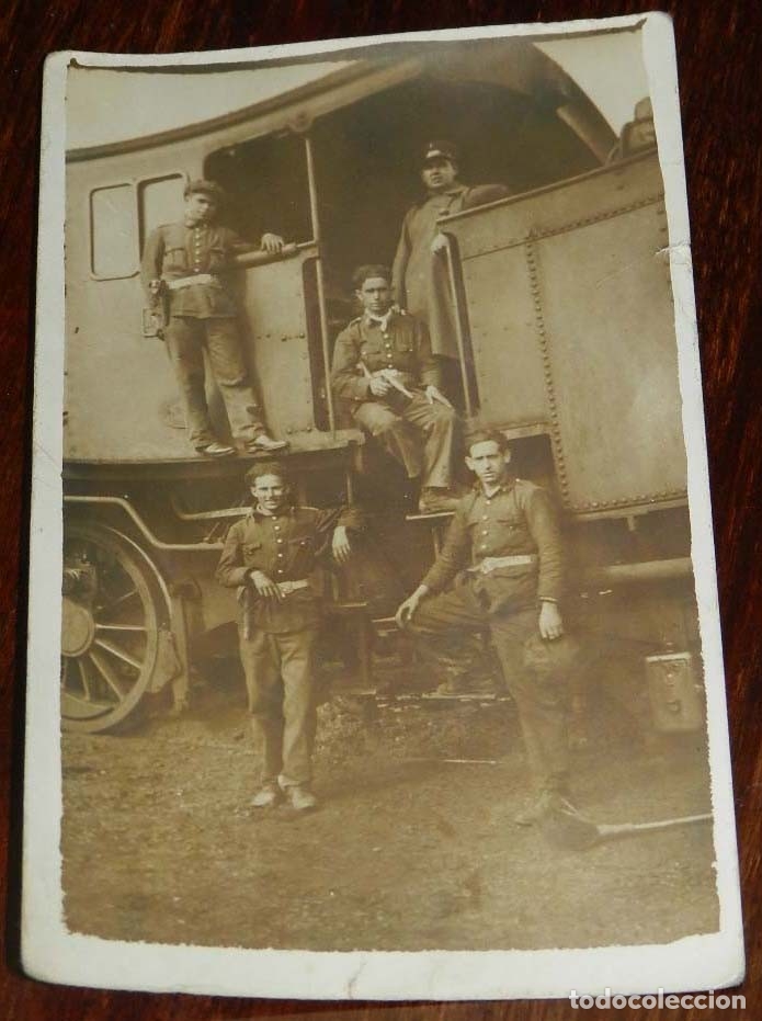 Militaria: ANTIGUA FOTOGRAFIA DE LOCOMOTORA MILITAR CON FERROVARIOS DEL CUERPO DE INGENIEROS, CON DESTINO EN LA