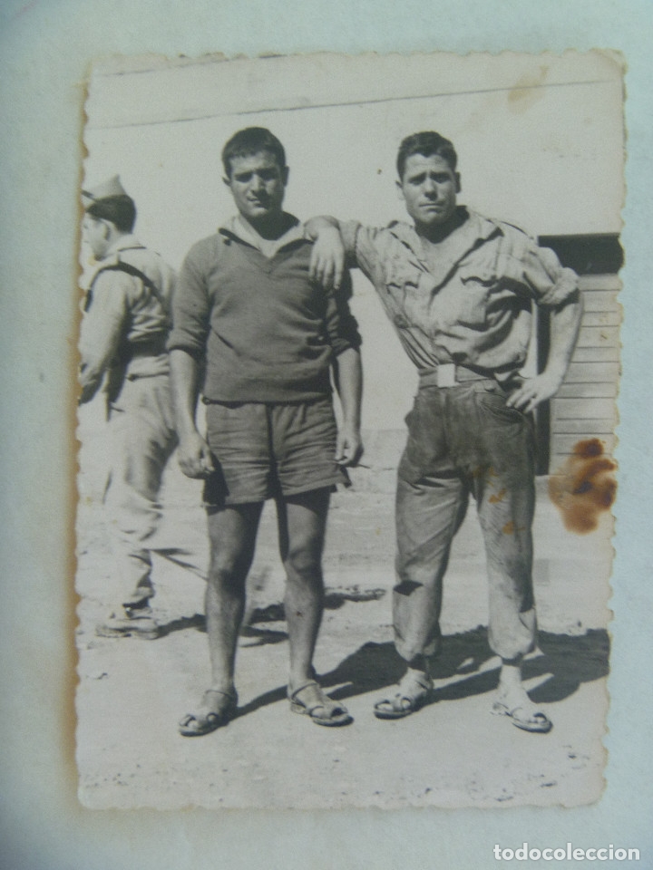 Militaria: LA LEGION : FOTO  DE LEGIONARIOS CON SANDALIAS, UNO CON PANTALON CORTO