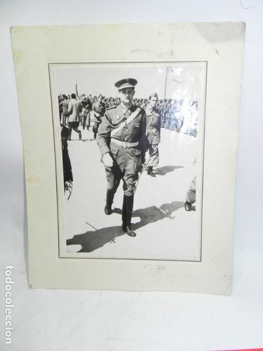 Militaria: FOTOGRAFIA DE OFICIAL DEL EJERCITO DE TIERRA EN JURA DE BANDERA, MIDE 32,5 X 26,5 CMS. A&Ntilde;OS 50.