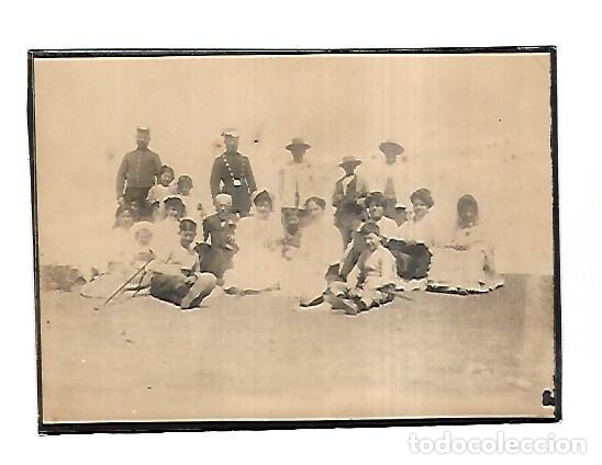 Militaria: ANTIGUA FOTOGRAFIA. GUARDIA CIVILES EN LA PLAYA CON SU FAMILIA. 12 X 8.5CM