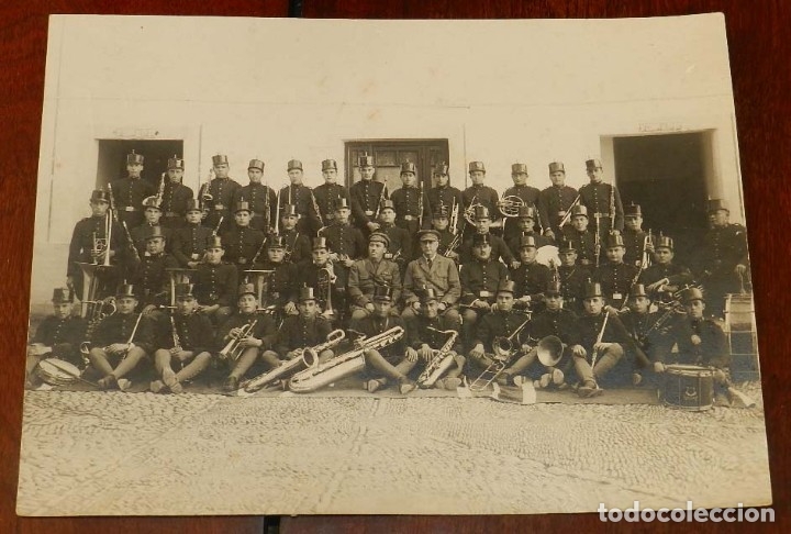 Militaria: ANTIGUA FOTOGRAFIA DE BANDA DEL CUERPO DE MUSICA MILITAR DEL EJERCITO ESPA&Ntilde;OL, A&Ntilde;OS 30, MIDE 23 X 17