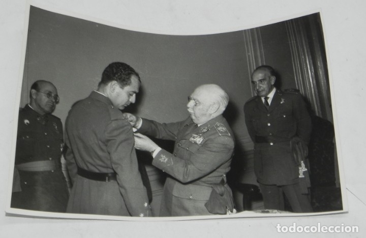 Militaria: FOTOGRAFIA DE ENTREGA DE DIPLOMA POR EL GENERAL EN YSASI-YSASIMENDI, MIDE 17,5 X 11,5 CMS. FOTOS CIF