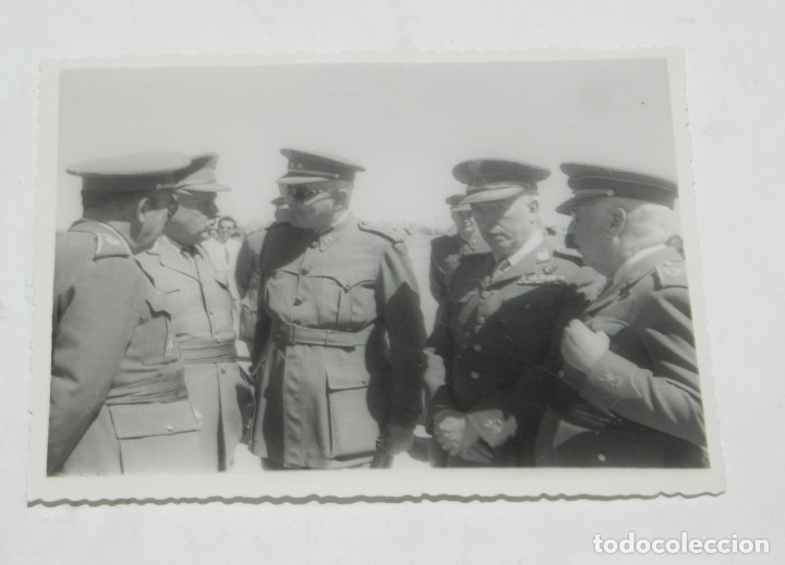 Militaria: FOTOGRAFIA DE VISITA DE GENERALES, GENERAL YSASI-YSASIMENDI ENTRE ELLOS, CAMPAMENTO EL FERROL 1957,F
