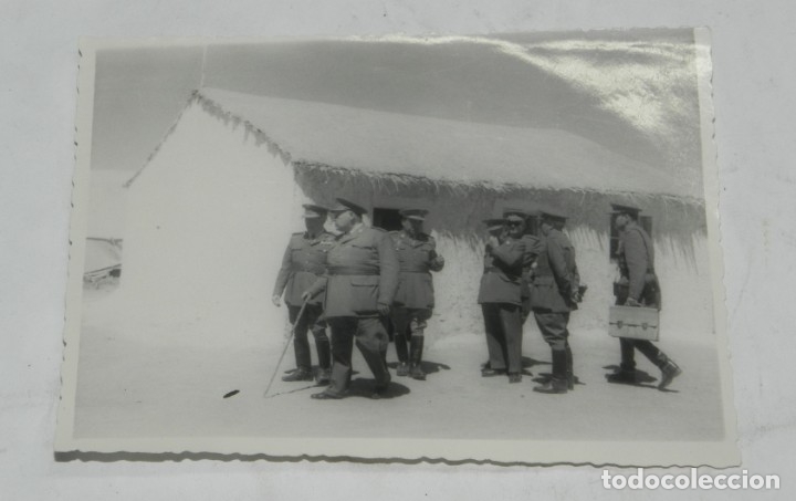 Militaria: FOTOGRAFIA DE VISITA DE GENERALES, GENERAL YSASI-YSASIMENDI ENTRE ELLOS, CAMPAMENTO EL FERROL 1957,F