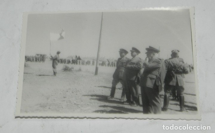 Militaria: FOTOGRAFIA DE VISITA DE GENERALES, GENERAL YSASI-YSASIMENDI ENTRE ELLOS, CAMPAMENTO EL FERROL 1957,F