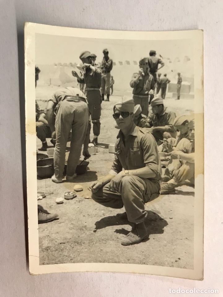 Militaria: MILITAR. Fotograf&iacute;a Original SIDI IFNI. ....Verano de 1968. Comiendo durante las maniobras