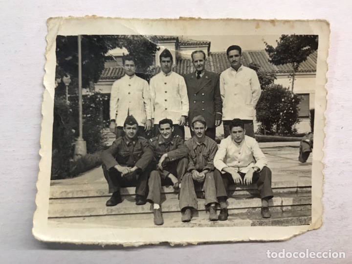 Militaria: MILITAR. Fotograf&iacute;a Original. Equipo de Cocina con traje de bonito (h.1950?)