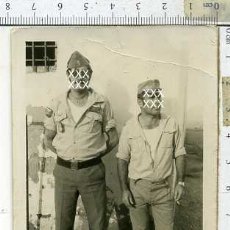 Militaria: FOTOGRAFÍA SARGENTO LEGIÓN CON INSIGNIA Y PEPITO DEL SAHARA. Lote 176050910