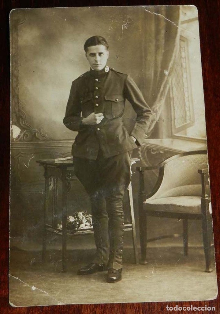 Militaria: FOTO POSTAL DE MILITAR ESPA&Ntilde;OL. PARECE DE SANIDAD, HA SIDO PEGADA POR SU ANTERIOR PROPIETARIO.
