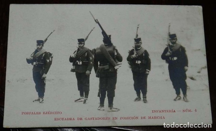 Militaria: Foto postal de Infanter&iacute;a num. 4. Escuadra de Gastadores en posici&oacute;n de marcha. No circulada. Sin di