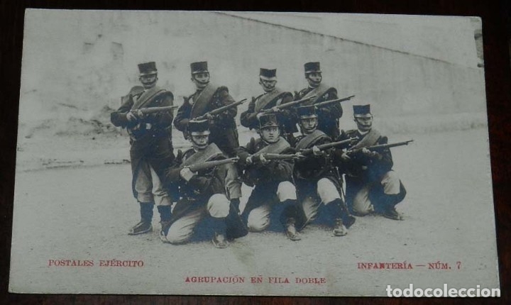 Militaria: Foto postal de Infanter&iacute;a num. 7. Agrupaci&oacute;n en fila doble. No circulada. Sin dividir. Realmente rar