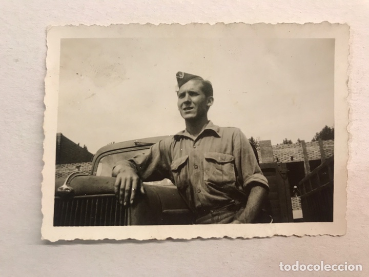 Militaria: MILITAR. Fotograf&iacute;a Original. Legionario con su Cami&oacute;n. Fotograf&iacute;a de peque&ntilde;o tama&ntilde;o (h.1940?)