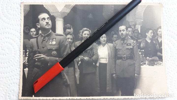 Militaria: Foto posguerra de oficiales del Ej&eacute;rcito de Tierra en una celebraci&oacute;n.