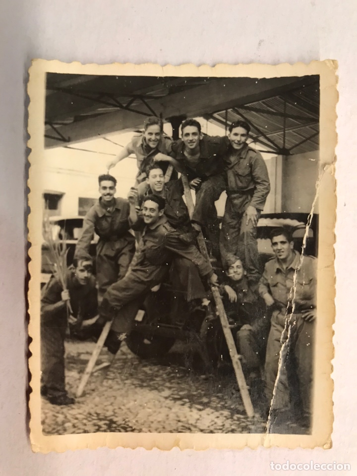 Militaria: MILITAR. Fotograf&iacute;a Soldados de entretenimiento en el Cuartel, foto para el recuerdo (a.1947)
