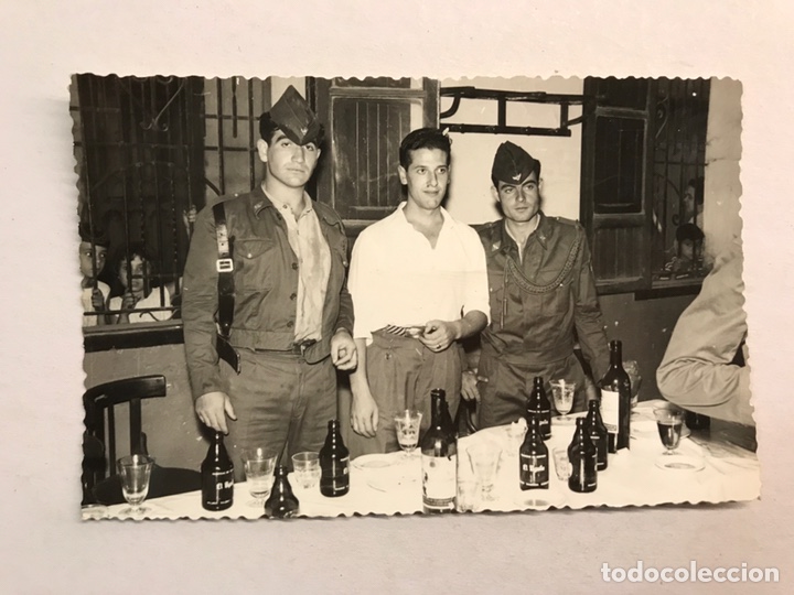 Militaria: MILITAR. Fotograf&iacute;a soldados del ej&eacute;rcito del aire... tarde de paseo familiar (h.1960?)
