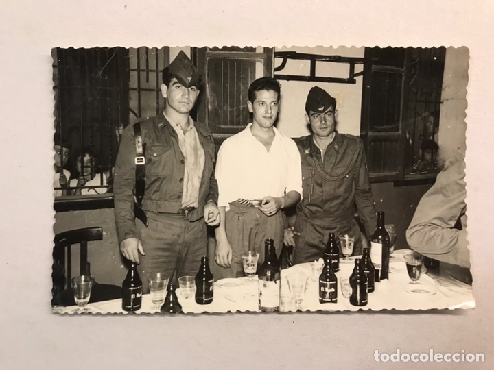 Militaria: MILITAR. Fotograf&iacute;a soldados del ej&eacute;rcito del aire... tarde de paseo familiar (h.1960?)