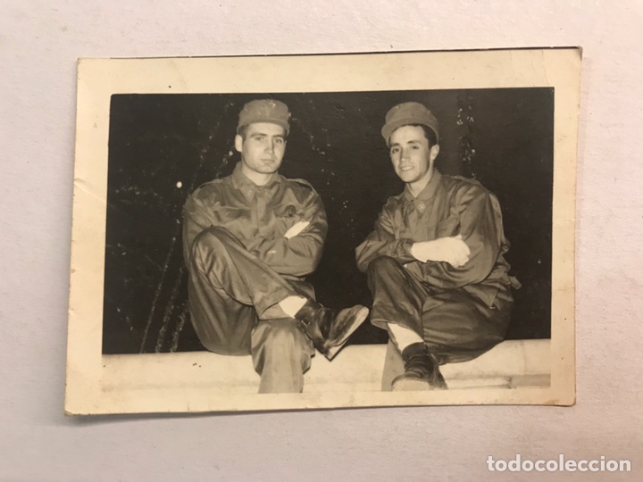 Militaria: MILITAR. Fotograf&iacute;a original. Pareja de reclutas. Fotograf&iacute;a para el recuerdo (h.1960?)