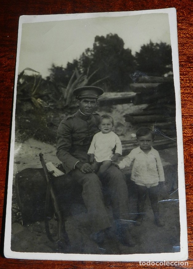 Military Antiques: FOTOGRAFIA DE MILITAR JUNTO CON SUS HIJOS, TAMA&Ntilde;O POSTAL.