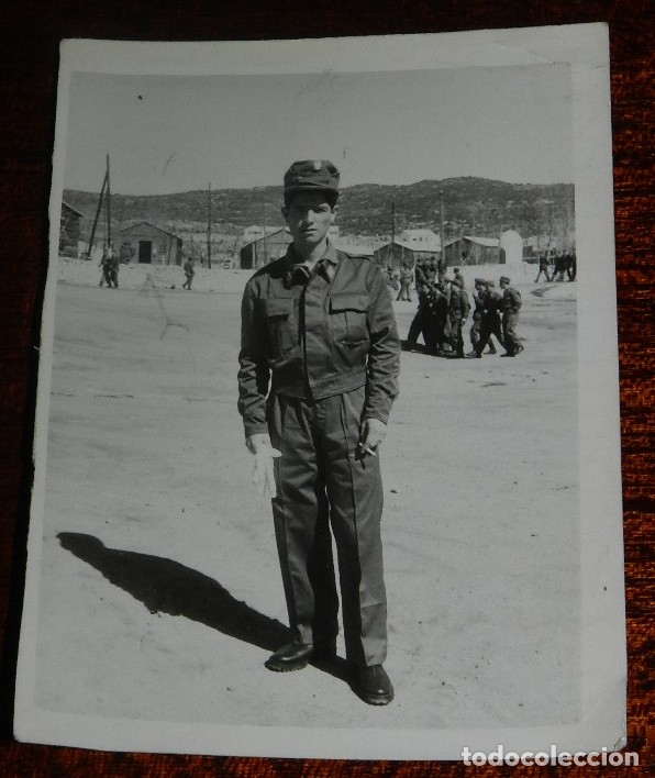 Military Antiques: FOTOGRAFIA DE SOLDADO EN CAMPAMENTO MILITAR, A&Ntilde;O 1959, MIDE 8 X 6 CMS.