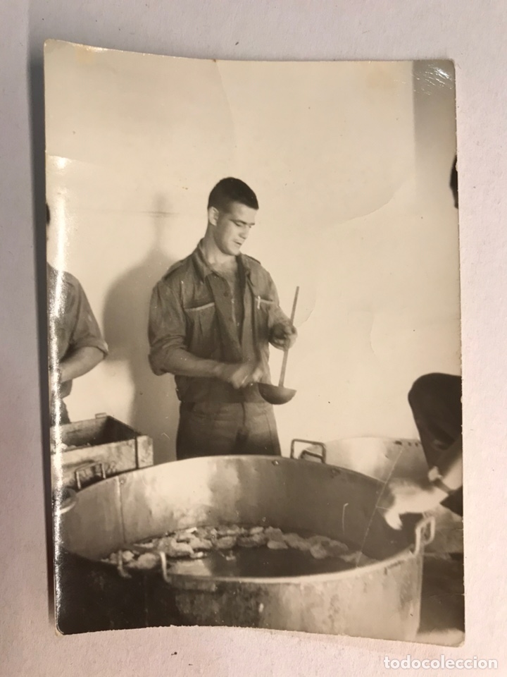 Militaria: MILITAR. Fotograf&iacute;a Original. Soldados cocinando para la tropa, de peque&ntilde;o tama&ntilde;o (h.1960?)