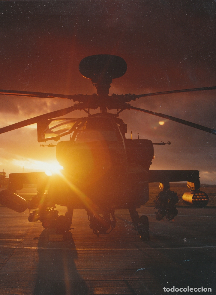 Militaria: Preciosa fotograf&iacute;a. Luz del atardecer atravesando un helic&oacute;ptero del Ejercito Espa&ntilde;ol.
