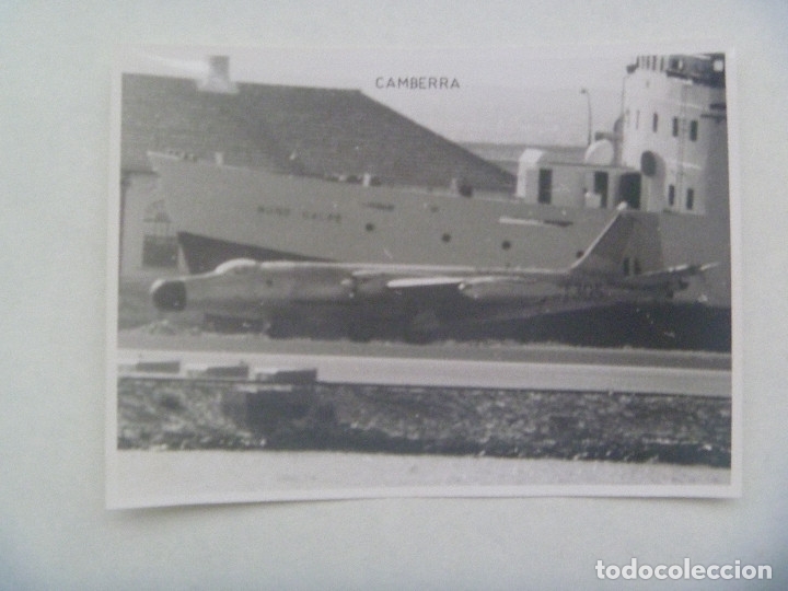 Military Antiques: FOTO DE UN AVION DE CAZA CAMBERRA , DETRAS HAY UN BARCO DE NOMBRE MONS CALPE. 1968
