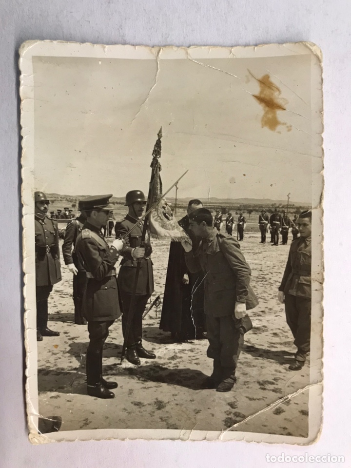 Military Antiques: MILITAR. Fotograf&iacute;a Original. D&iacute;a de Jura Bandera (a.1951) MEDIDAS: 12 x 9 cm.,