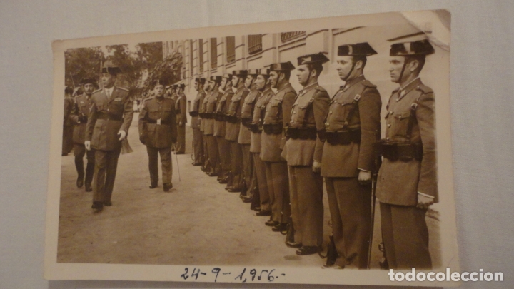 Militaria: ANTIGUA FOTOGRAFIA.GENERAL ANTONIO LOPEZ REVUELTA PASANDO REVISTA.GUARDIA CIVIL.SEVILLA 1956