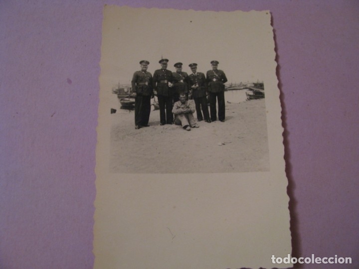 Militaria: ANTIGUA FOTO DE UNOS MILITARES. PAPEL MIDE 9X6 CM.