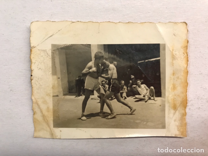 Military Antiques: MILITAR. BOXEO, fotograf&iacute;a moviendo los pu&ntilde;os en el Cuartel...(h.1945?) Medidas: 7 x 5 cm.,