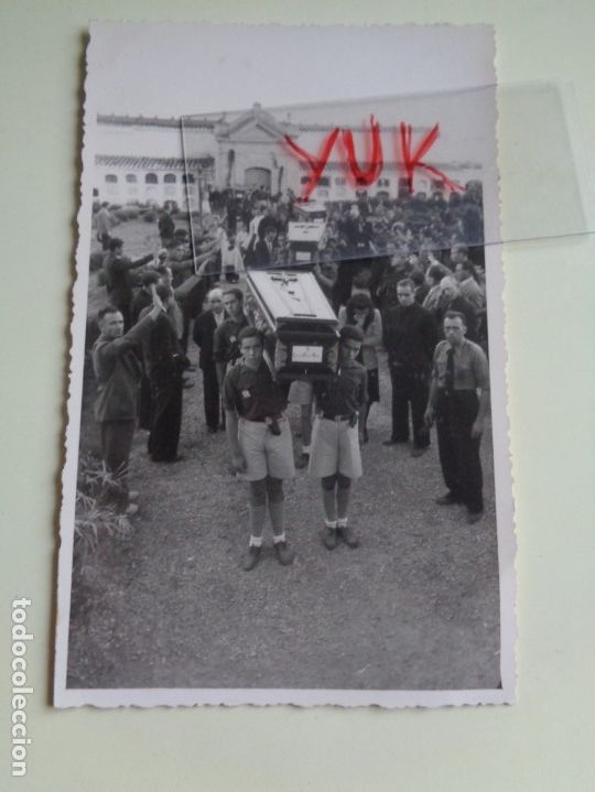 Military Antiques: FOTO DEL ENTIERRO DE FALANGISTAS O DEL FRENTE DE JUVENTUDES -- A&Ntilde;OS 40/50 - DESCONOZCO LUGAR