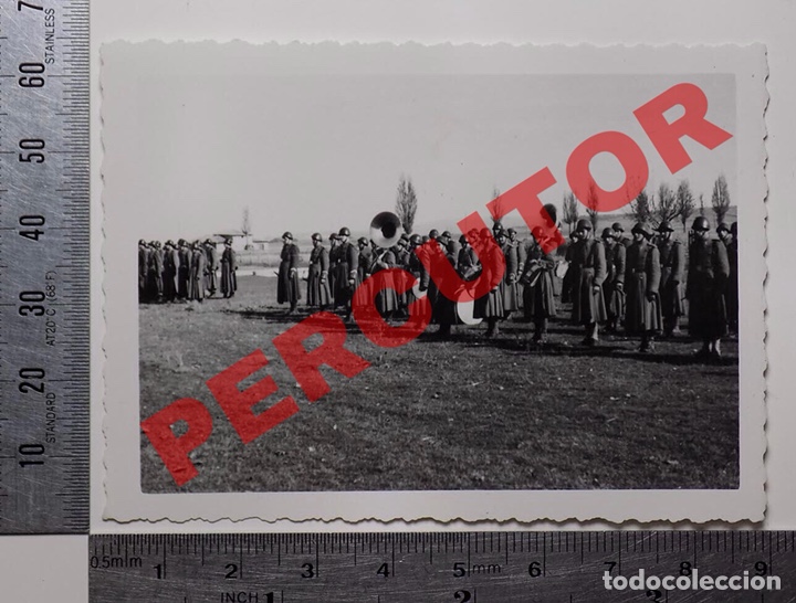 Militaria: FOTOGRAF&Iacute;A FORMACI&Oacute;N INFANTER&Iacute;A Y BANDA DE M&Uacute;SICA, CASCOS ITALIANOS.