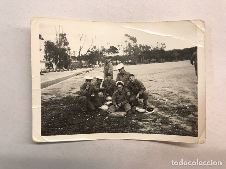 Military Antiques: MILITAR. Fotograf&iacute;a. Soldados Comiendo en el Cuartel. Fotograf&iacute;a para el recuerdo.... (h.1960?)