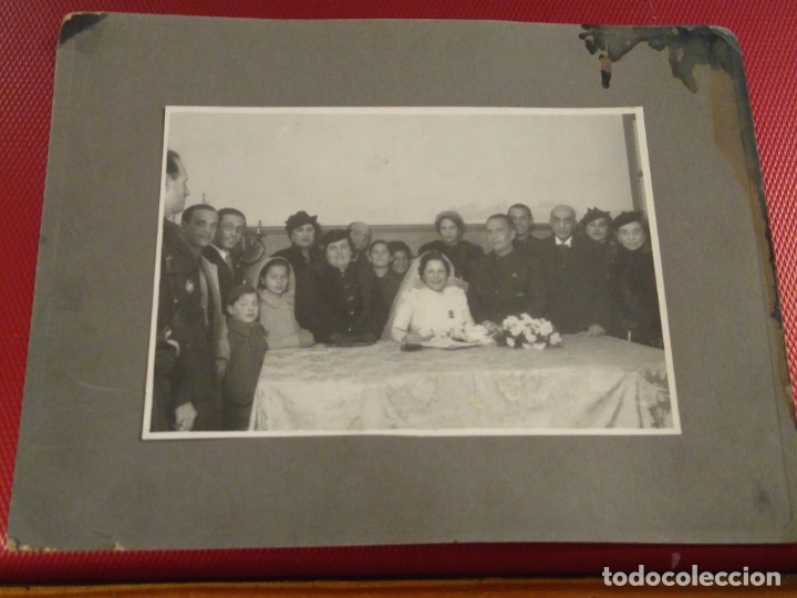 Militaria: Curiosa fotograf&iacute;a de una novia con el emblema bordado en el vestido. No figura fot&oacute;grafo