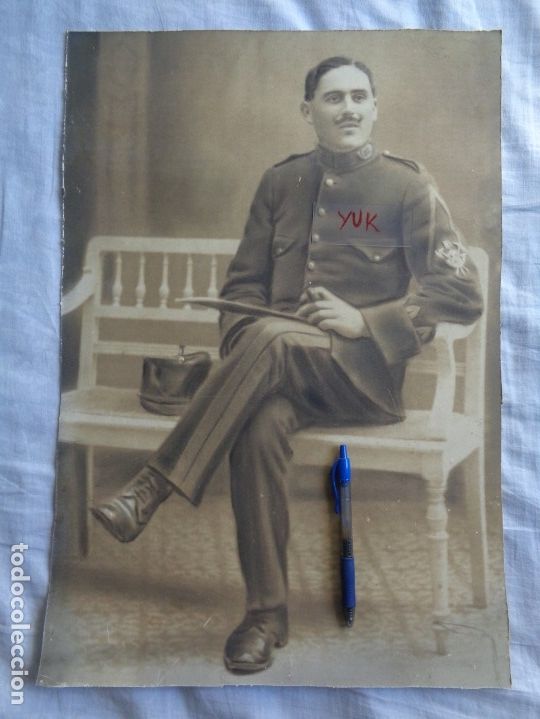 Militaria: gran foto retrato de militar fumando un puro de principios de siglo --- 37X54 cm --- circa 1910