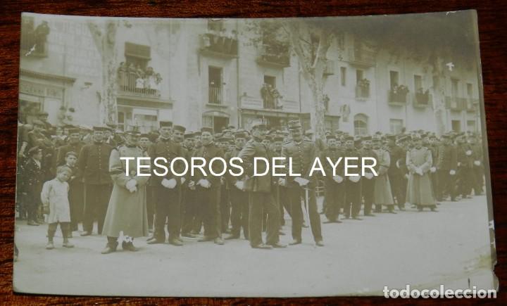 Militaria: FOTO POSTAL DEL REGIMIENTO INFANTER&Iacute;A SAN QUINT&Iacute;N 47. PARECE UNA CALLE DE BARCELONA, A&Ntilde;O 1910 APROX.