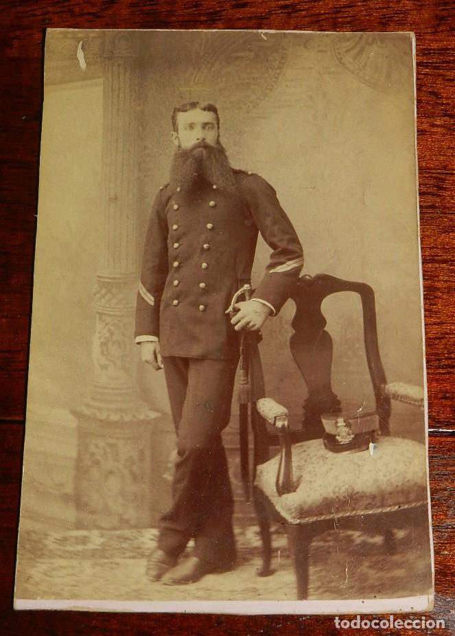 Militaria: FOTOGRAFIA ALBUMINA DE OFICIAL DE INFANTERIA, CON GORRO ROS, EPOCA ALFONSO XIII, MIDE 14 X 9 CMS.